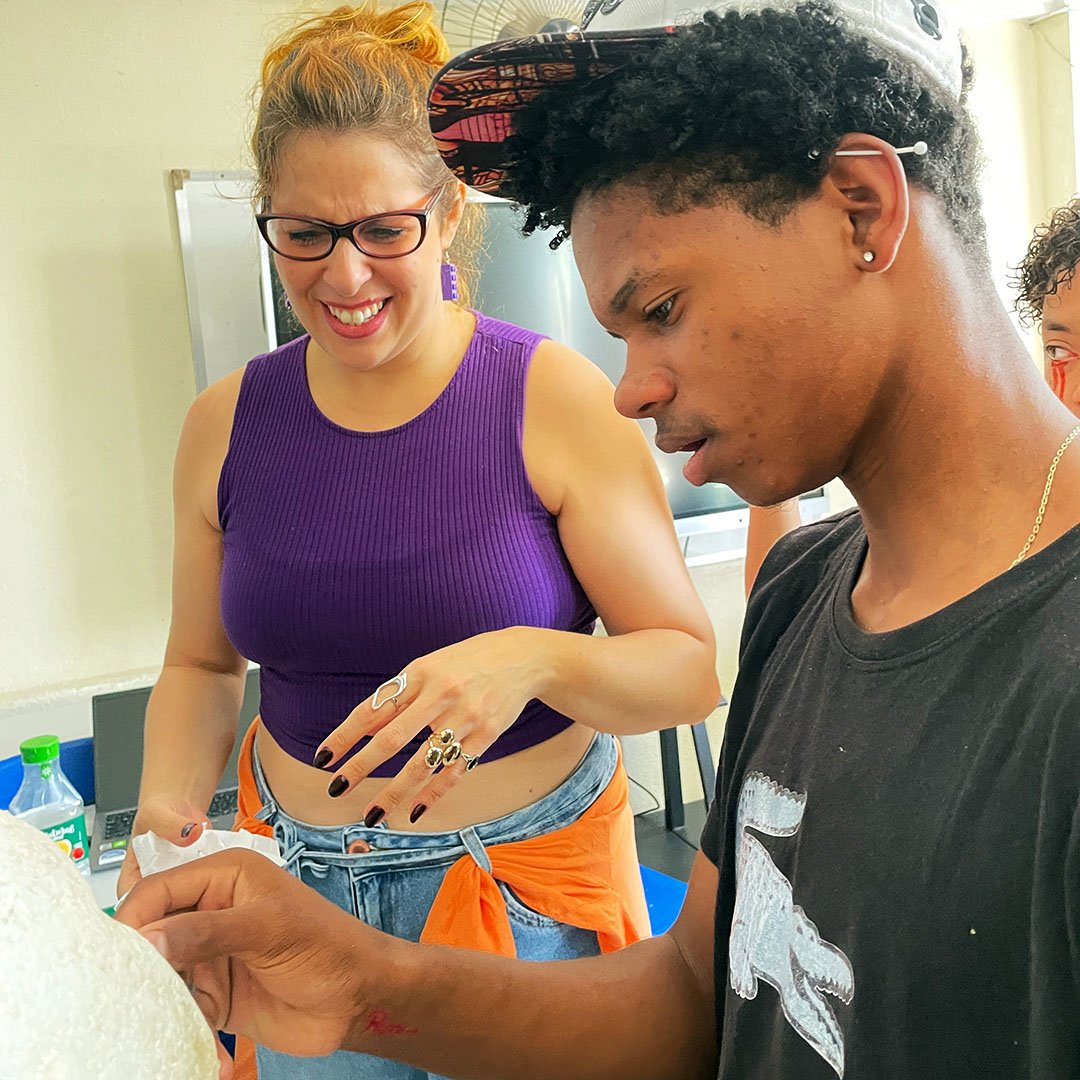 Gabriela Dominguez e alunos - Oficina de Figurino e Maquiagem / Cinema da Favela 2025 / foto: Produção / Divulgação